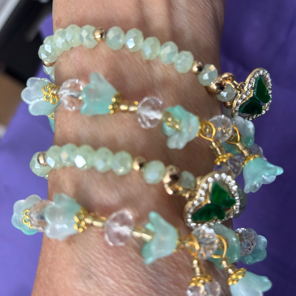ELEGANT GLASS BEADS 4 PC SET MINT GREEN W/GOLD HEARTS & TULIPS CHARMS